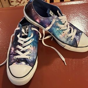 Converse womens shoes sz 9